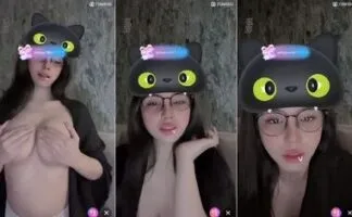 Teresa Berkacamata Remas Susu Bulet ID 75069345 Mangga